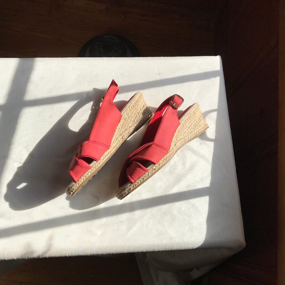 NEW IN BOX size 7 Wide EASY SPIRIT red espadrilles. - Picture 2 of 7